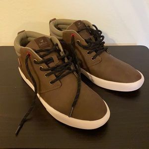 Men’s Lightweight Chukka Style Sneakers | 9.5